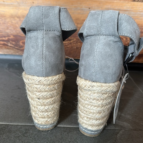 NWT Grey size 7.5 Platform shoes- 1.5” platform at front- 4”platform at back - Picture 5 of 7